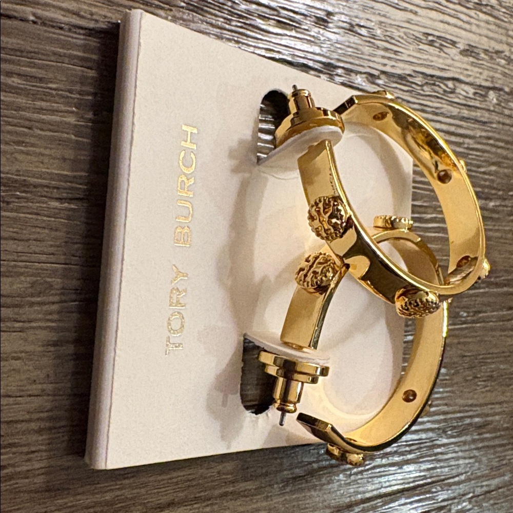 NWT [Tory Burch] Milgrain Gold Logo 3D Medium-Sized Designer Hoop Earrings - Picture 9 of 9